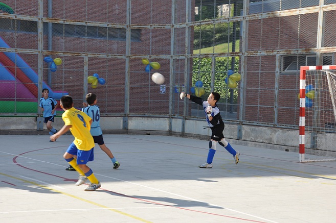 Rafa, en edad alevín, jugando con los infantiles de Fútbol Sala