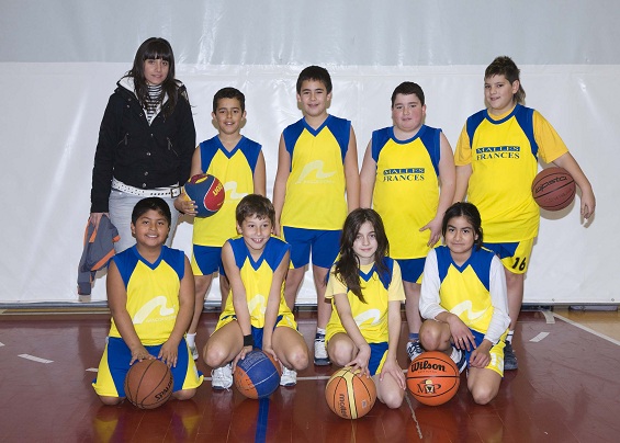 Rafa, arriba en el centro, que también defendió los colores del C.D. Vedruna de Baloncesto