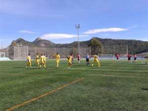 Jose Carlos es felicitado por sus compañeros tras su gol.