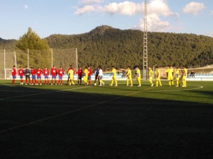Saludo inicial de los equipos.