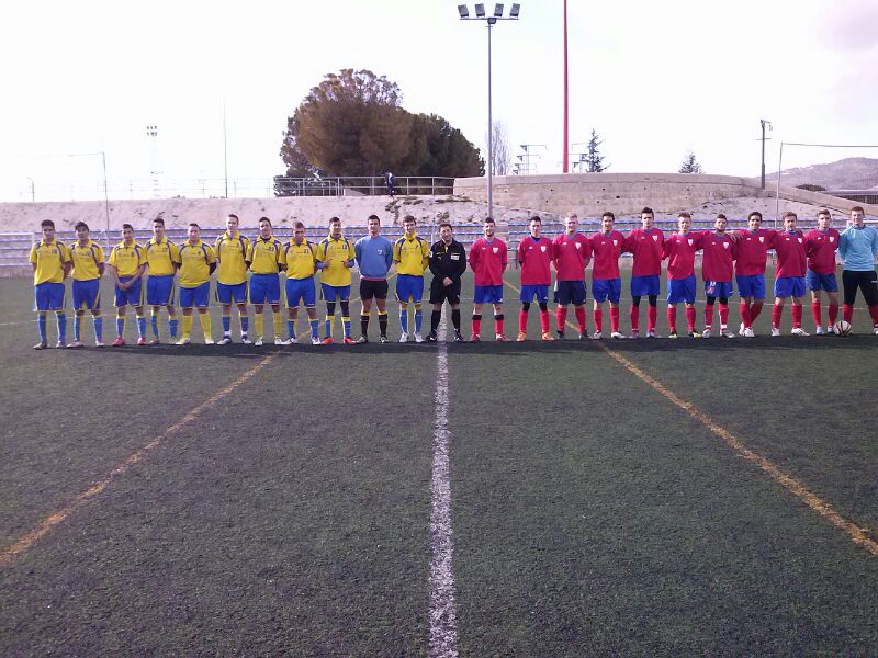 Alineaciones iniciales de ambos equipos.