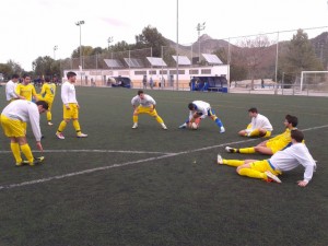 Los jugadors estirando antes del partido.