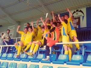 El equipo recibe la copa en el palco del Collao