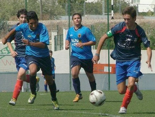 En la imagen José Carlos, uno de los goleadores del partido, en una acción correspondiente a su etapa en el Contestano.