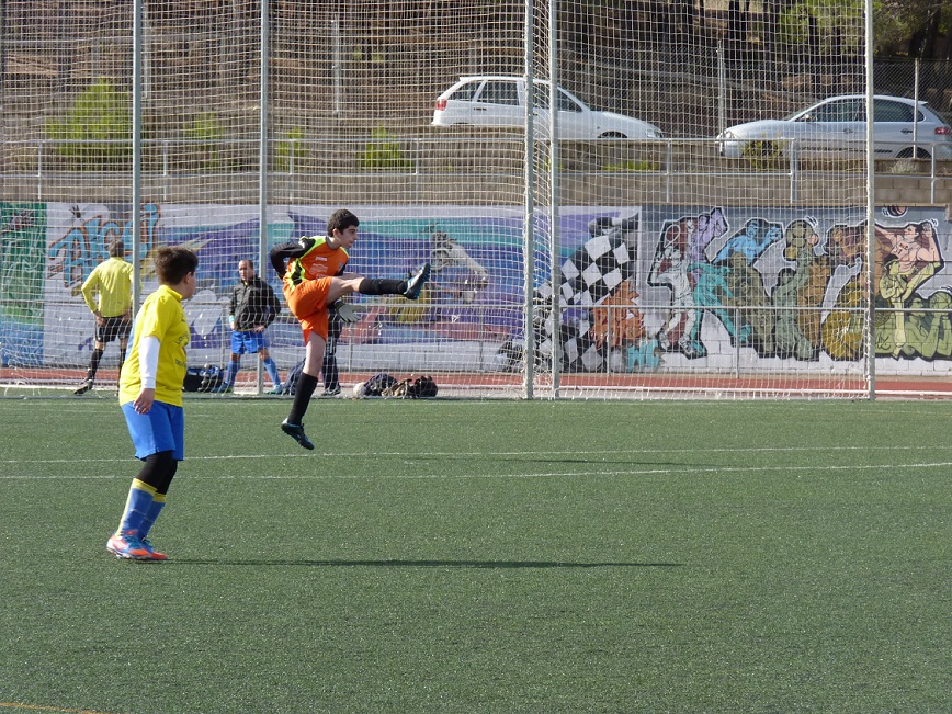 Carlos, lesionado, no pudo ser partícipe del gran encuentro disputado por el Infantil.