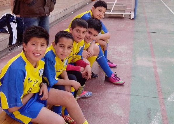 Banquillo de lujo para el Alevín de Fútbol Sala amarillo.